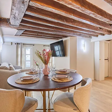 Amazing In Center Of Apartment