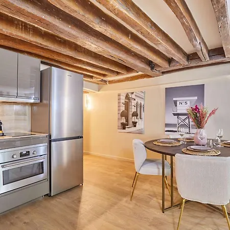 Amazing In Center Of Apartment *